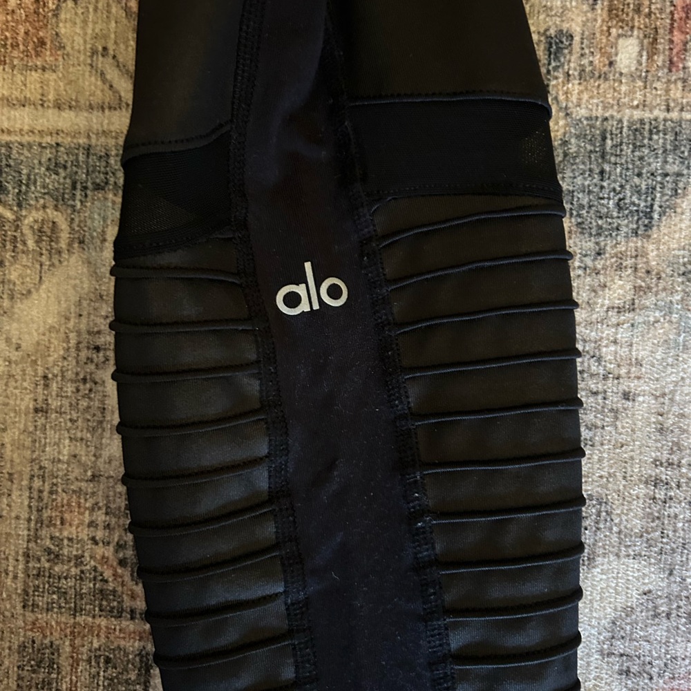 ALO Yoga Black Leggings cropped